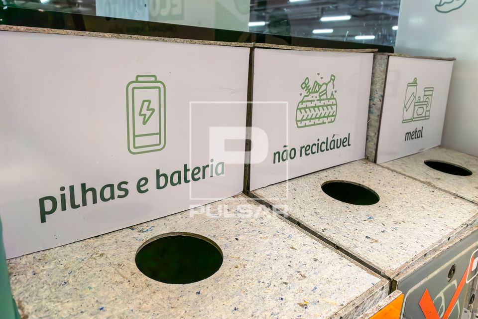Ecoponto em shopping center - descarte de pilhas - bateria - metal e não recicláveis