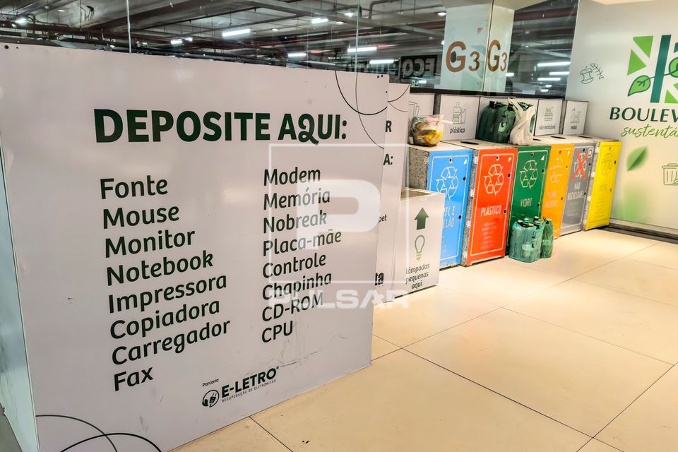 Descarte de eletrônicos em ecoponto instalado em shopping center 