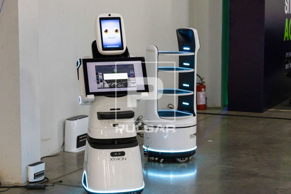 Robôs - recepcionista e à direita que realiza entrega 