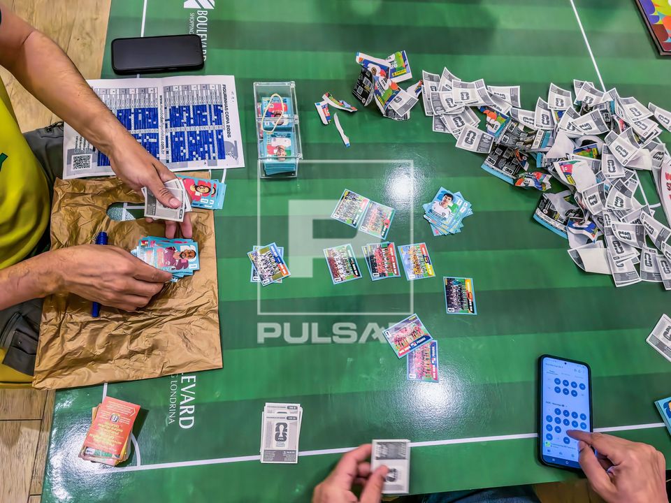 Espaço dedicado para troca de figurinhas do álbum da Copa do Mundo 2026 em shopping center