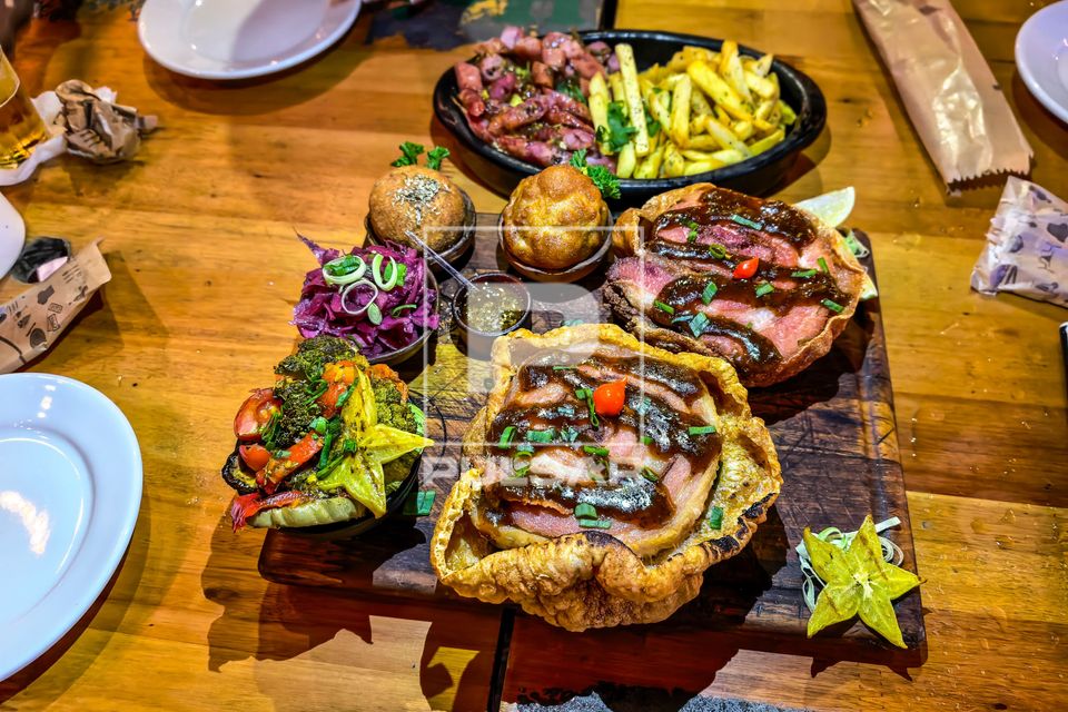 Panceta de rolo e acompanhamentos servida em restaurante - distrito de Arraial d´ajuda 