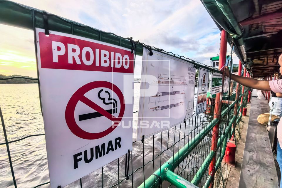 Coletes-salva-vidas armazenados no teto de balsa que faz a travessia no Rio Buranhém de Porto Seguro para o d