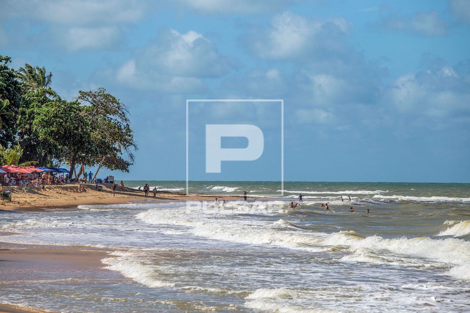 Banhistas na Praia de Pitinga - distrito de Arraial d'Ajuda