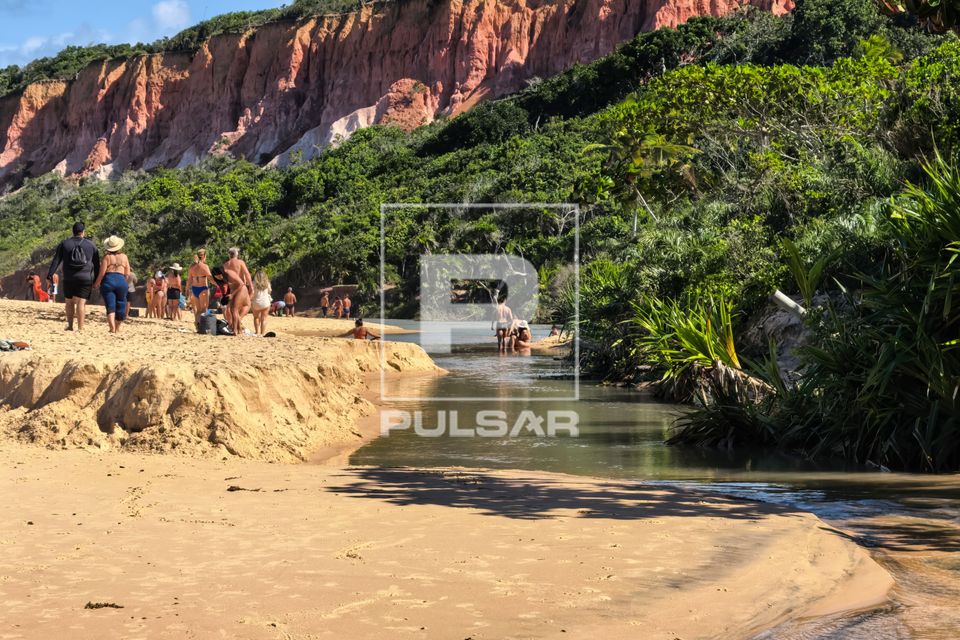 Banhistas em pequeno rio na Praia da Pitinga - distrito de Arraial d'Ajuda