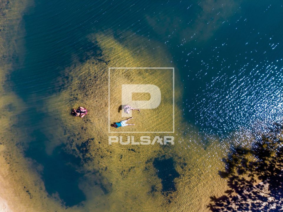Vista de drone de pessoas na Praia de Pitinga - distrito de Arraial d'Ajuda