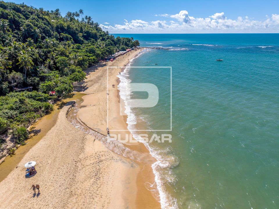 Vista de drone de pequeno rio desaguando na Praia de Pitinga - distrito de Arraial d'Ajuda