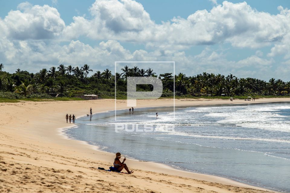 Banhistas na Praia dos Nativos - distrito de Trancoso