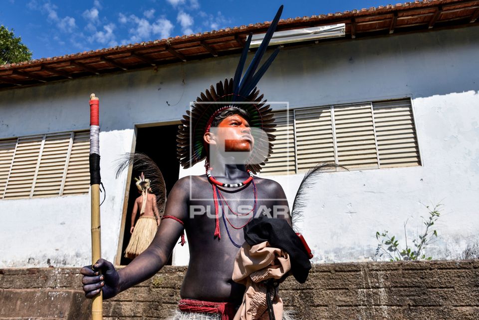 Jovem indígena da etnia Terena preparado para evento no dia dos Povos Indígenas - Aldeia Kopenoti - Terra In