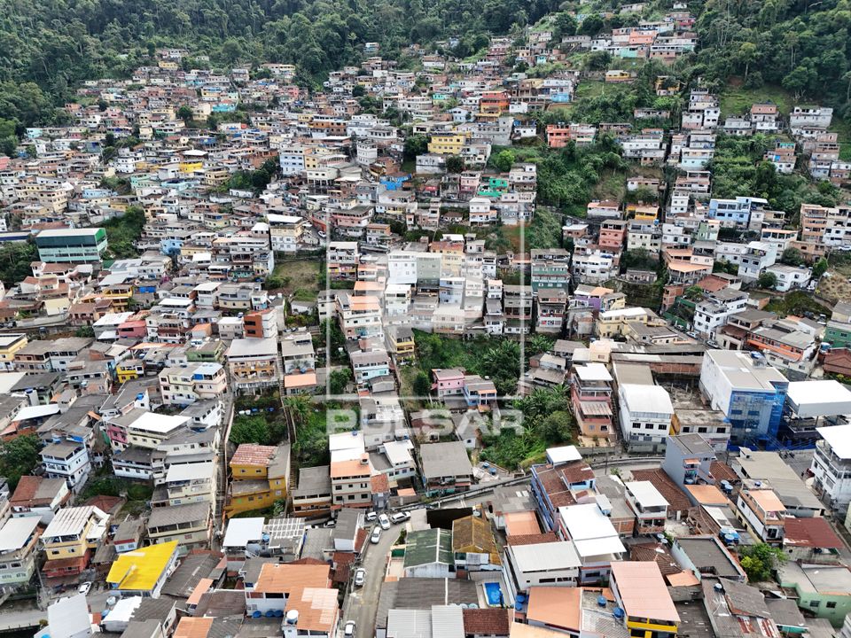 Moradias construídas na encosta do morro Santo Antônio - centro da cidade