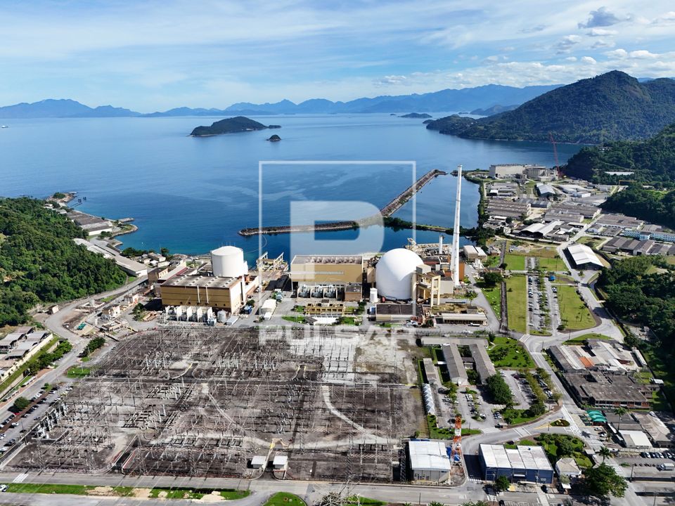 Vista de drone das usinas Angra 1 e Angra 2 - compõem a Central Nuclear Almirante Alvaro Alberto - Praia de I