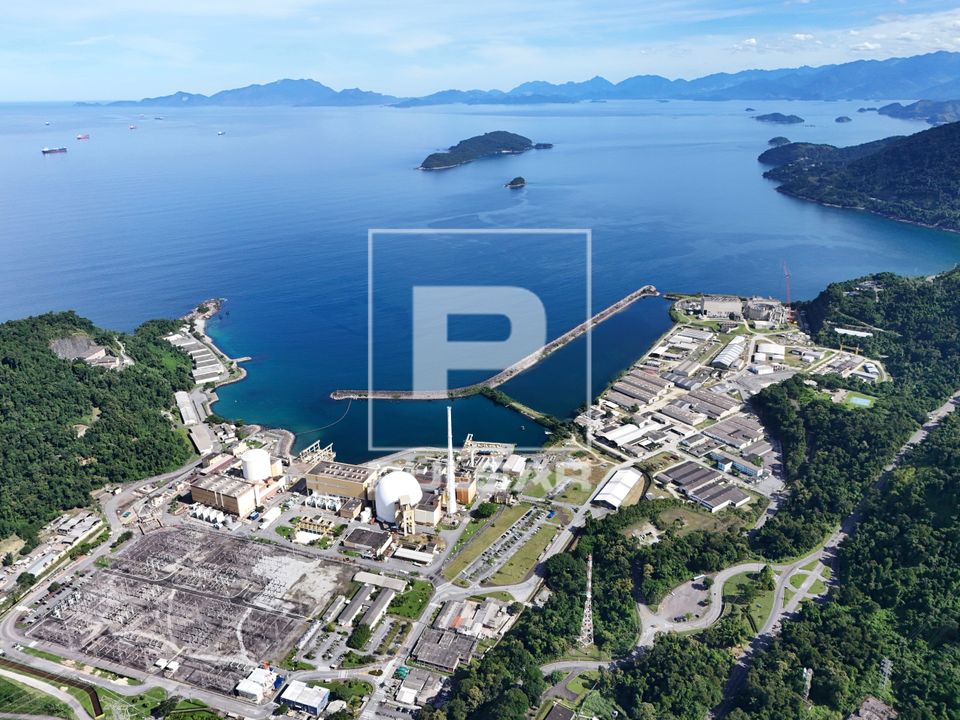Vista de drone das usinas Angra 1 e Angra 2 - compõem a Central Nuclear Almirante Alvaro Alberto - Praia de I