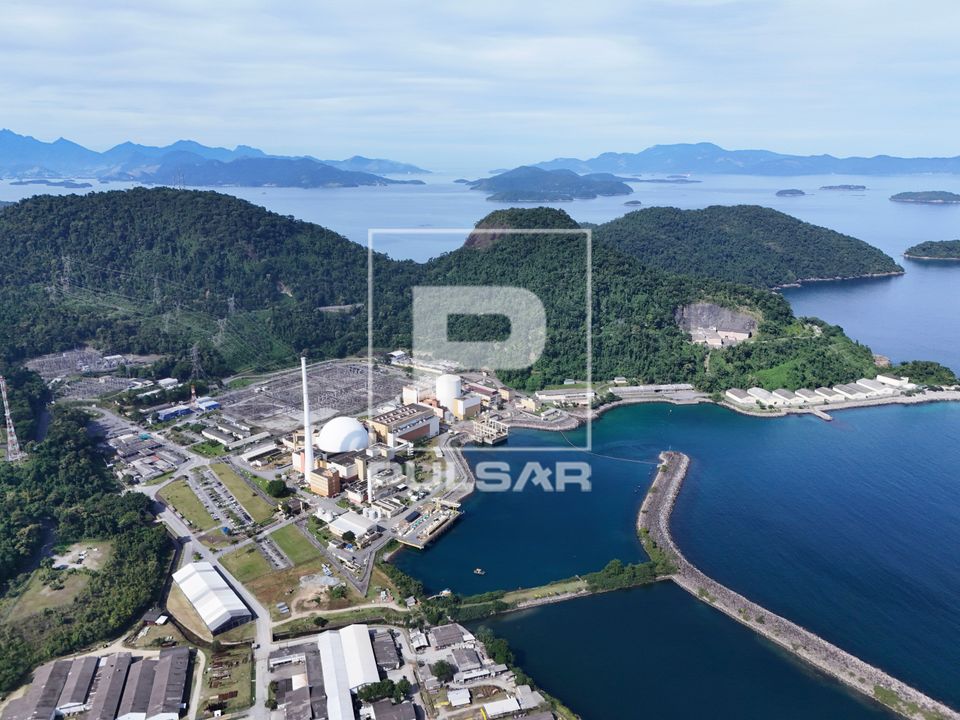 Vista de drone das usinas Angra 1 e Angra 2 - compõem a Central Nuclear Almirante Alvaro Alberto - Praia de I