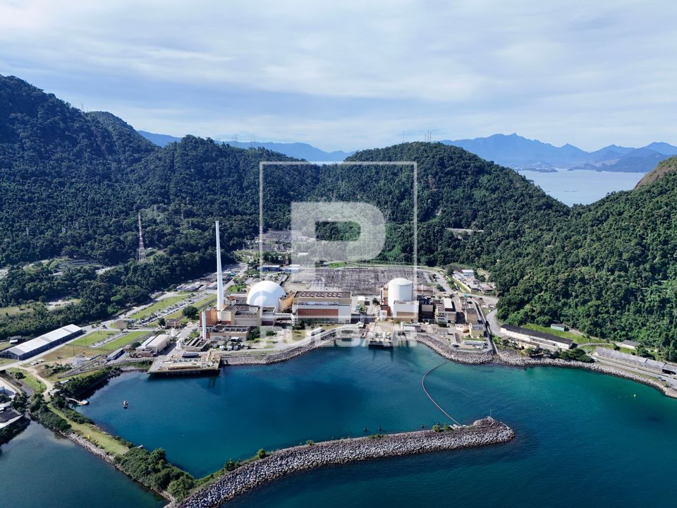 Vista de drone das usinas Angra 1 e Angra 2 - compõem a Central Nuclear Almirante Alvaro Alberto - Praia de I