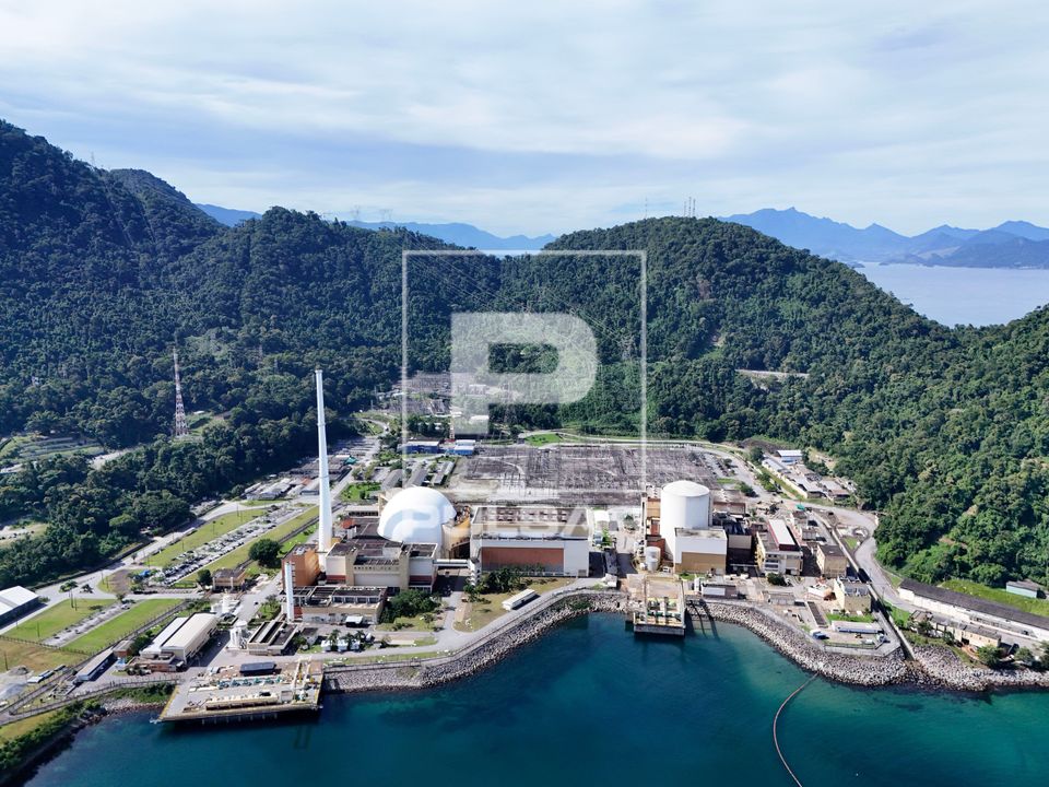 Vista de drone das usinas Angra 1 e Angra 2 - compõem a Central Nuclear Almirante Alvaro Alberto - Praia de I