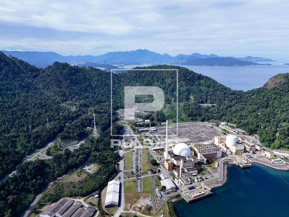 Vista de drone das usinas Angra 1 e Angra 2 - compõem a Central Nuclear Almirante Alvaro Alberto - Praia de I
