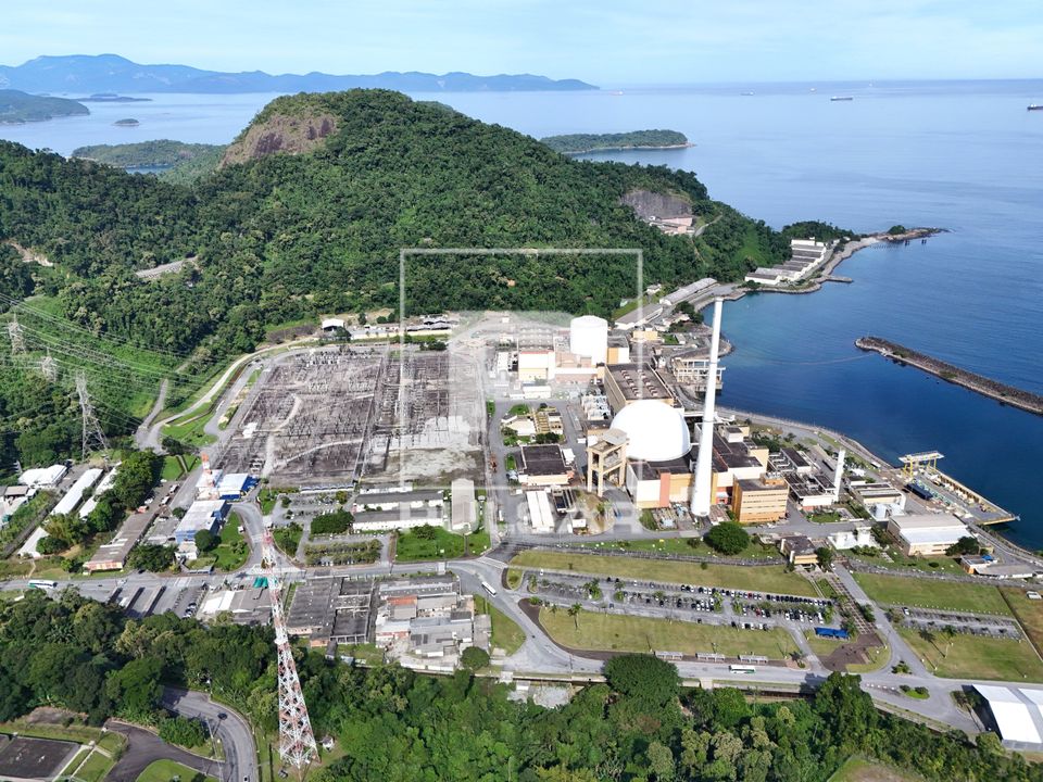 Vista de drone das usinas Angra 1 e Angra 2 - compõem a Central Nuclear Almirante Alvaro Alberto - Praia de I