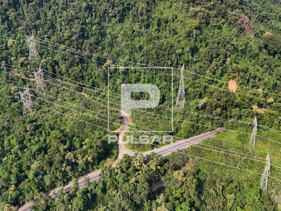 Vista de drone de linhas de transmissão de energia das usinas da Central Nuclear Almirante Alvaro Alberto sob