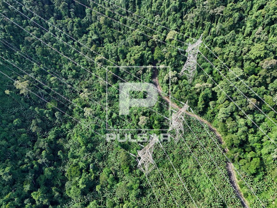Vista de drone de linhas de transmissão de energia das usinas da Central Nuclear Almirante Alvaro Alberto sob