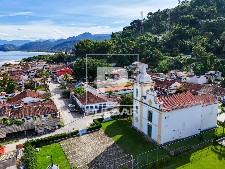Vista de drone da vila histórica de Mambucaba e Igreja Nossa Senhora do Rosário 