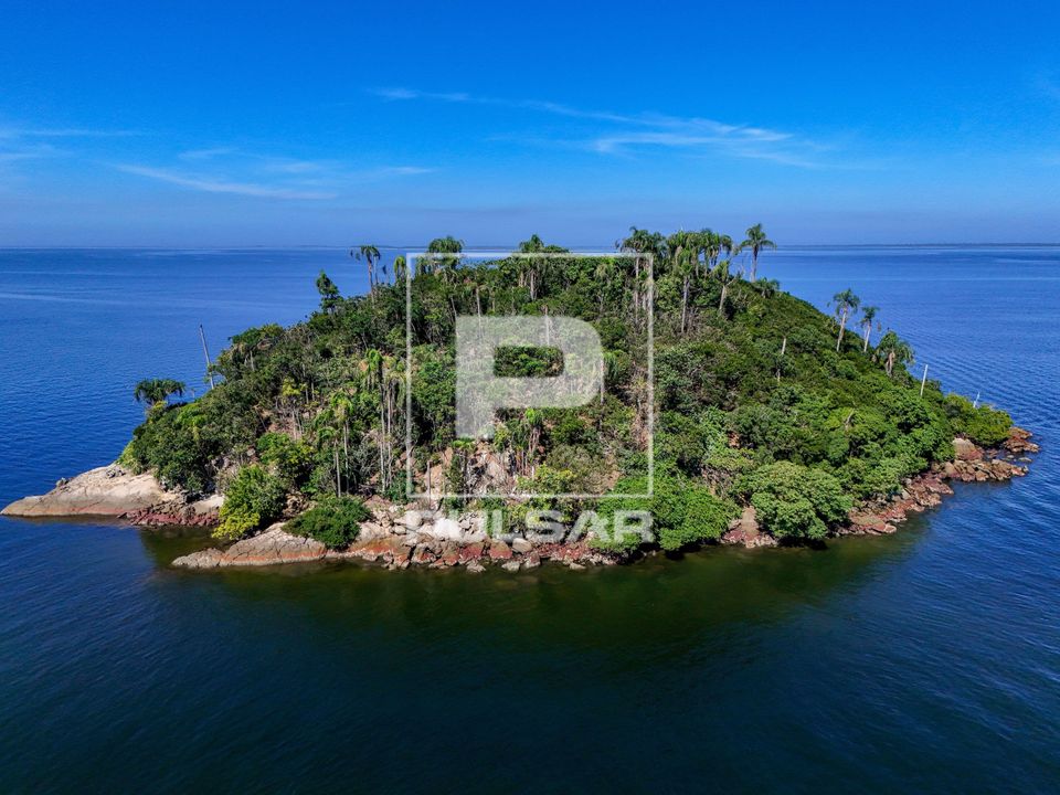 Vista de drone de ilhota na baía de Mangaratiba - Costa Verde