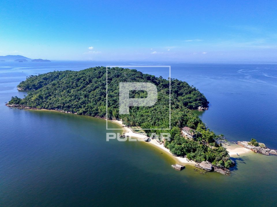 Vista de drone da Ilha Bonita na baía de Mangaratiba - Costa Verde