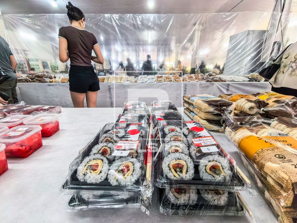 Rolinho de sushi à venda durante a Expo Japão 2026 - festa nipo-brasileira