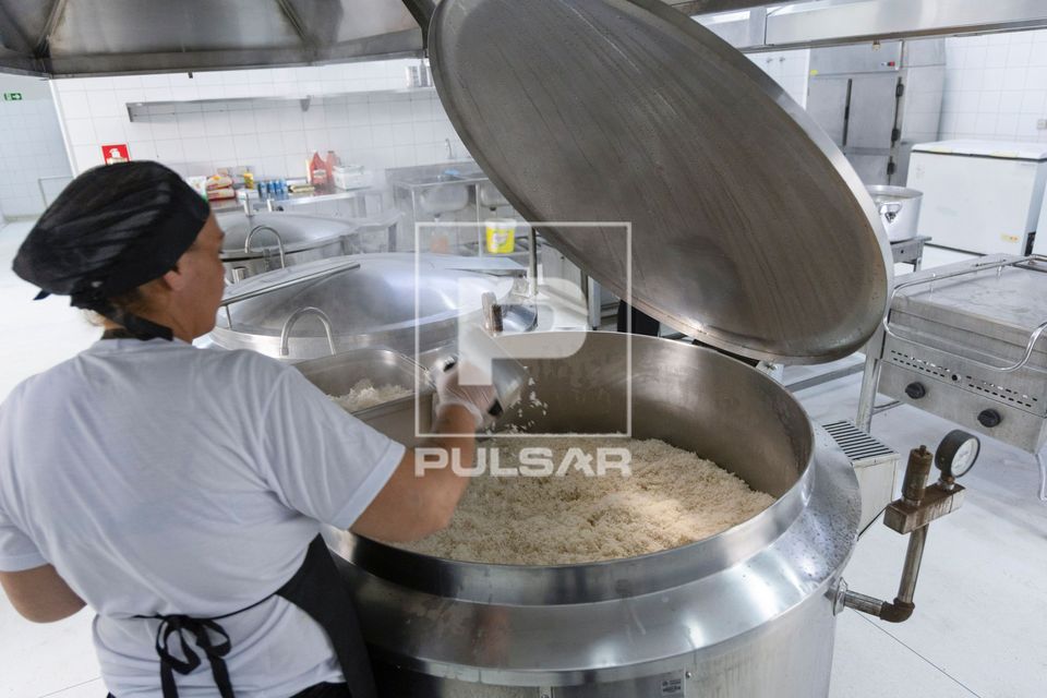 Arroz branco preparado em grande quantidade em caldeirão industrial no restaurante de preço popular 