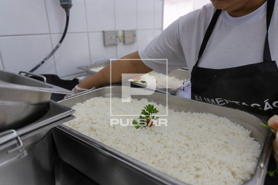 Arroz branco pronto feito no restaurante de preço popular 