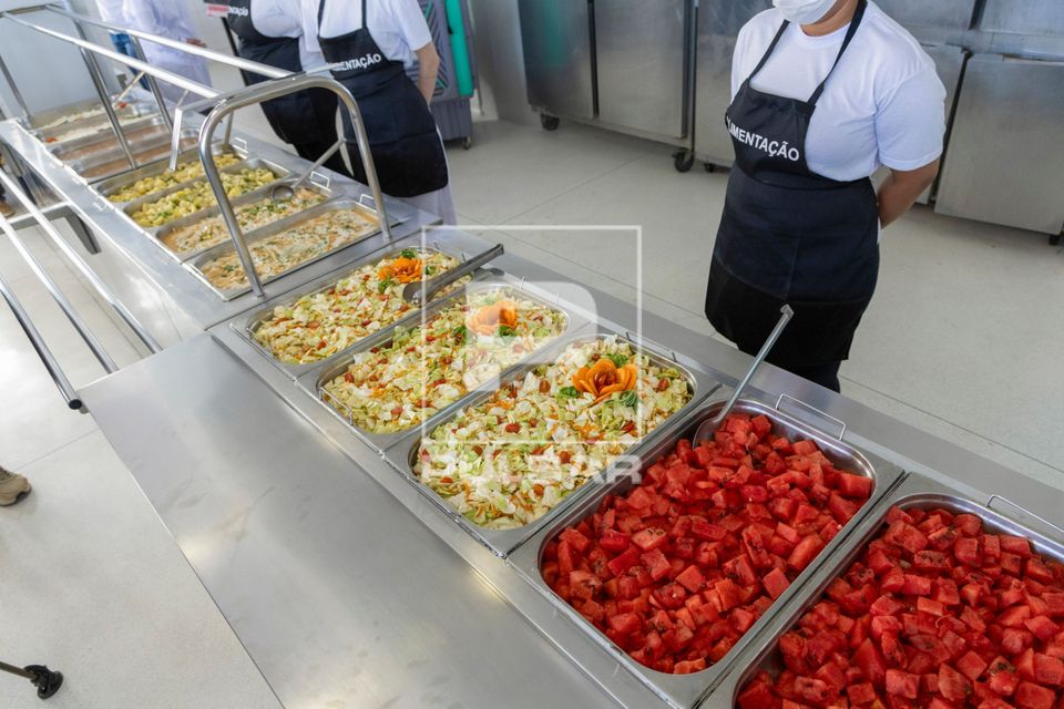 Buffet de restaurante de preço popular com strogonoff de frango - salada de repolho e melancia de sobremesa 