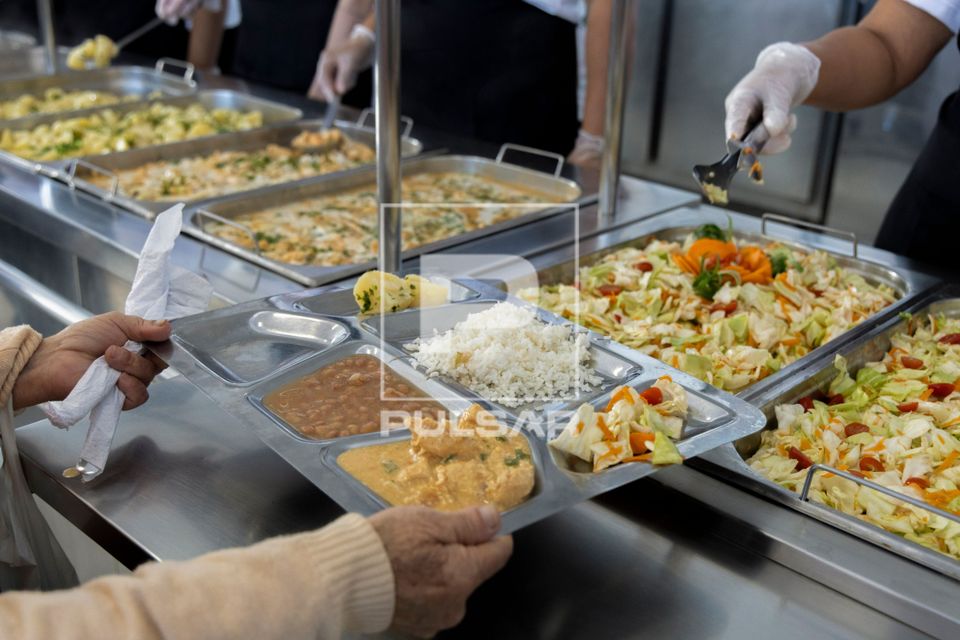 Bandejão com arroz feijão strogonoff de frango salada de repolho e batata cozida servido em restaurante de p