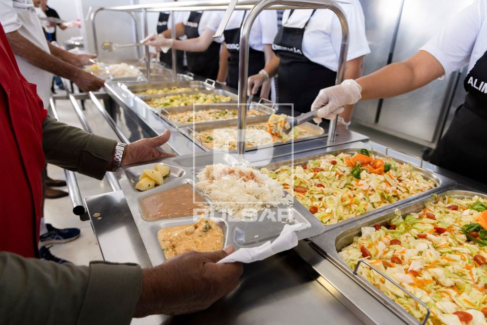 Bandejão com arroz feijão strogonoff de frango salada de repolho e batata cozida servido em restaurante de p