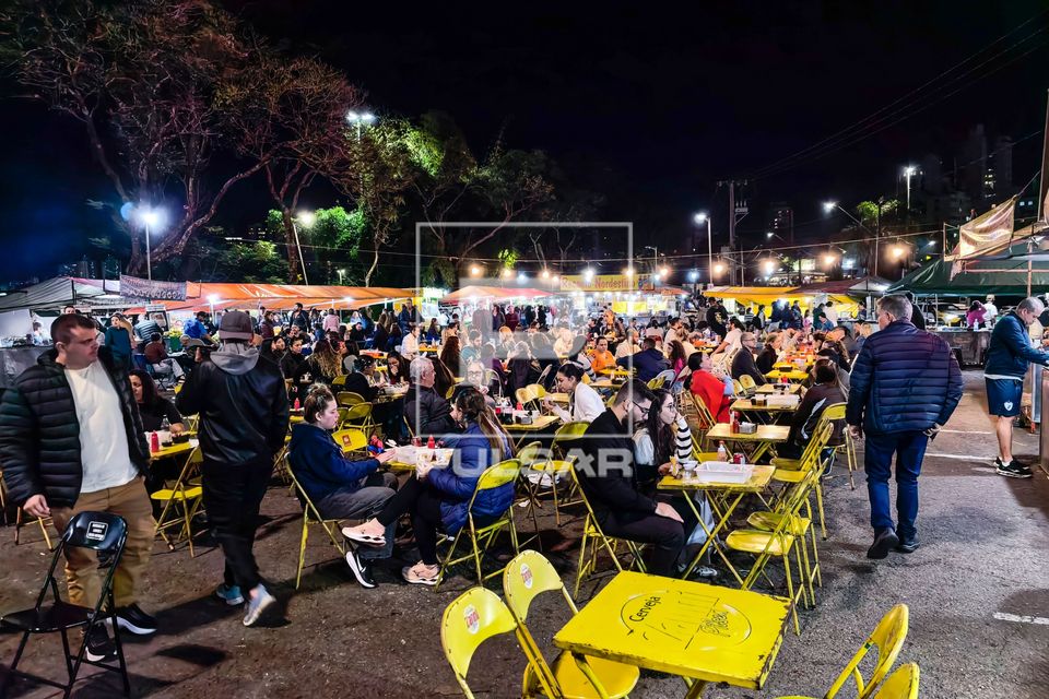 Pessoas na feira da lua que ocorre todas as quartas-feiras