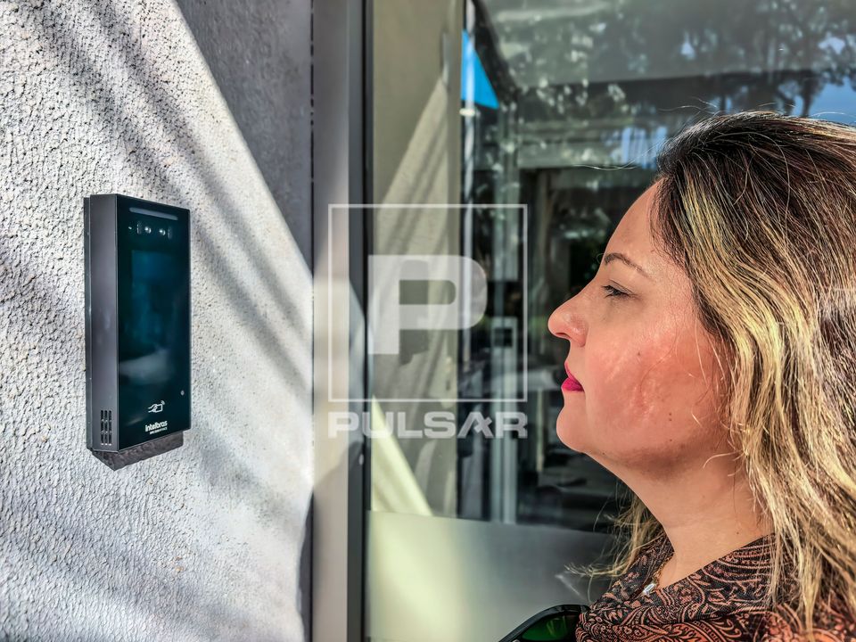 Mulher utiliza reconhecimento facial para entrar em prédio