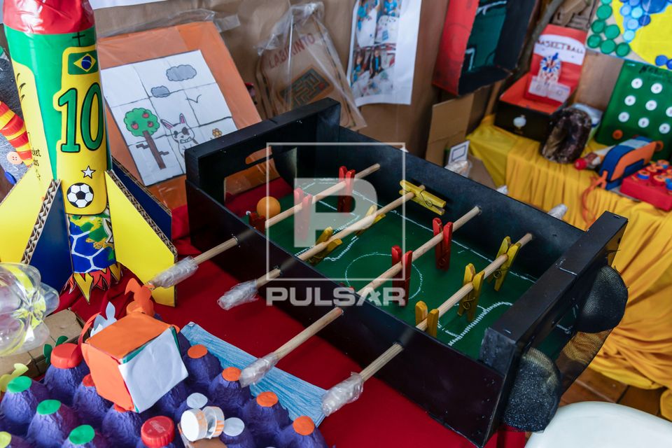 Brinquedos feitos com materiais reutilizados - produzidos por alunos da Escola Municipal Mábio Gonçalves Pal