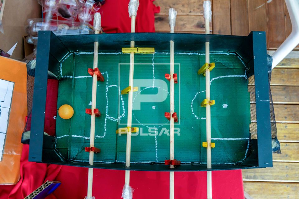 Mesa de pebolim feita com materiais reutilizados - produzida por alunos da Escola Municipal Mábio Gonçalves 