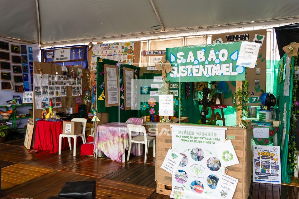 Exposição com materiais reutilizados - produzidos por alunos da Escolas Municipais para promover a educaçã