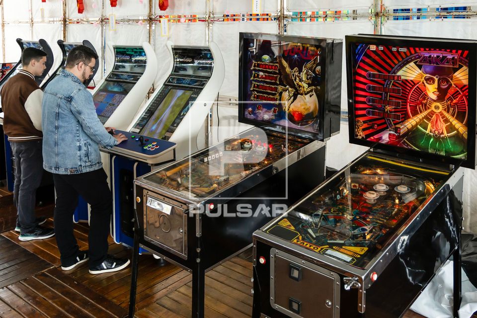 Máquinas de fliperamas e pinball na 22ª edição do Festival Londrina Matsuri - festa da cultura e arte japo