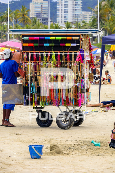 Vendedor ambulante de artesanato na praia da Enseada