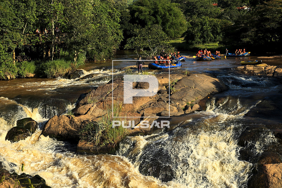 Pessoas fazendo rafting em corredeiras do Rio do Peixe - Serra da Mantiqueira