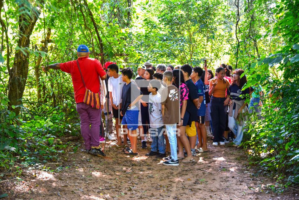 Guia indígena da etnia Terena com estudantes em visita de turismo étnico à Aldeia Kopenoti na Terra Indíge