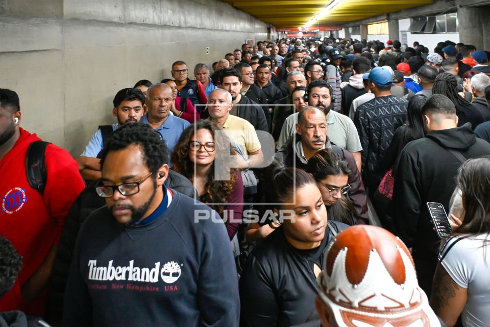 Passageiros na Estação Guaianases da Linha 11 Coral da CPTM Companhia Paulista de Trens Metropolitanos em di