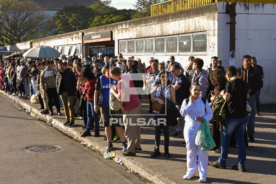 Passageiros agurdam ônibus do PAESE na Estação Guaianases da Linha 11 em dia de greve parcial