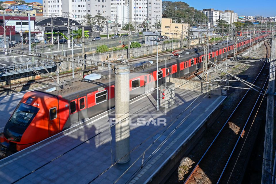 Trem parado na Estação Guaianases da Linha 11 Coral da CPTM Companhia Paulista de Trens Metropolitanos em di