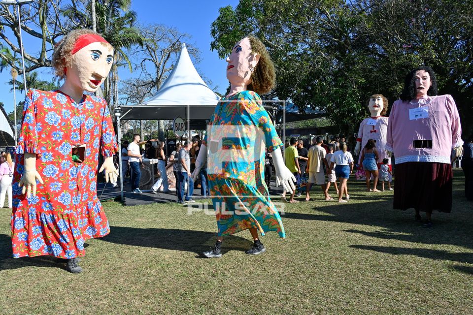 Bonecões do Pirô Piraquara se apresentando no Festival de Cultura Tradicional Paulista - Revelando São Paul