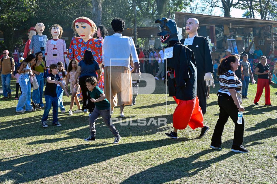 Bonecões do Pirô Piraquara interagem com visitantes no Festival de Cultura Tradicional Paulista - Revelando 
