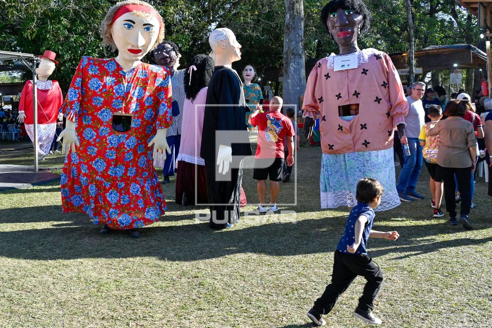 Bonecões do Pirô Piraquara interagem com visitantes no Festival de Cultura Tradicional Paulista - Revelando 