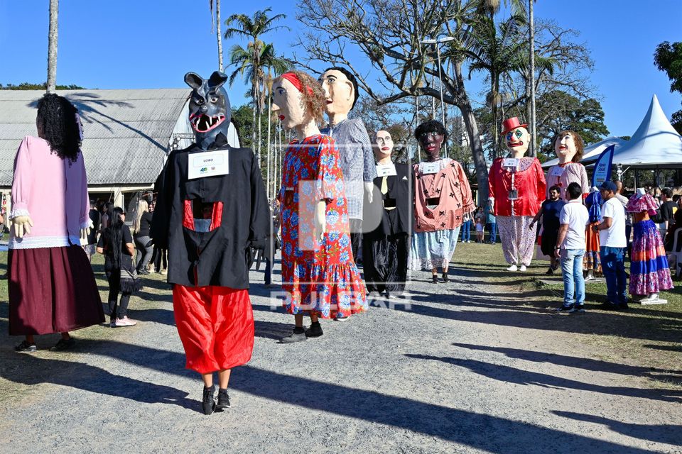 Bonecões do Pirô Piraquara interagem com visitantes no Festival de Cultura Tradicional Paulista - Revelando 
