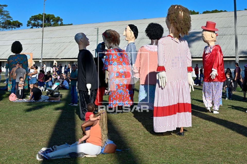 Bonecões do Pirô Piraquara interagem com visitantes no Festival de Cultura Tradicional Paulista - Revelando 