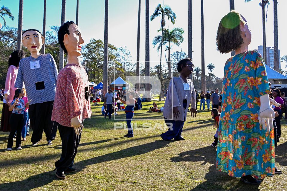 Bonecões do Pirô Piraquara se apresentando no Festival de Cultura Tradicional Paulista - Revelando São Paul