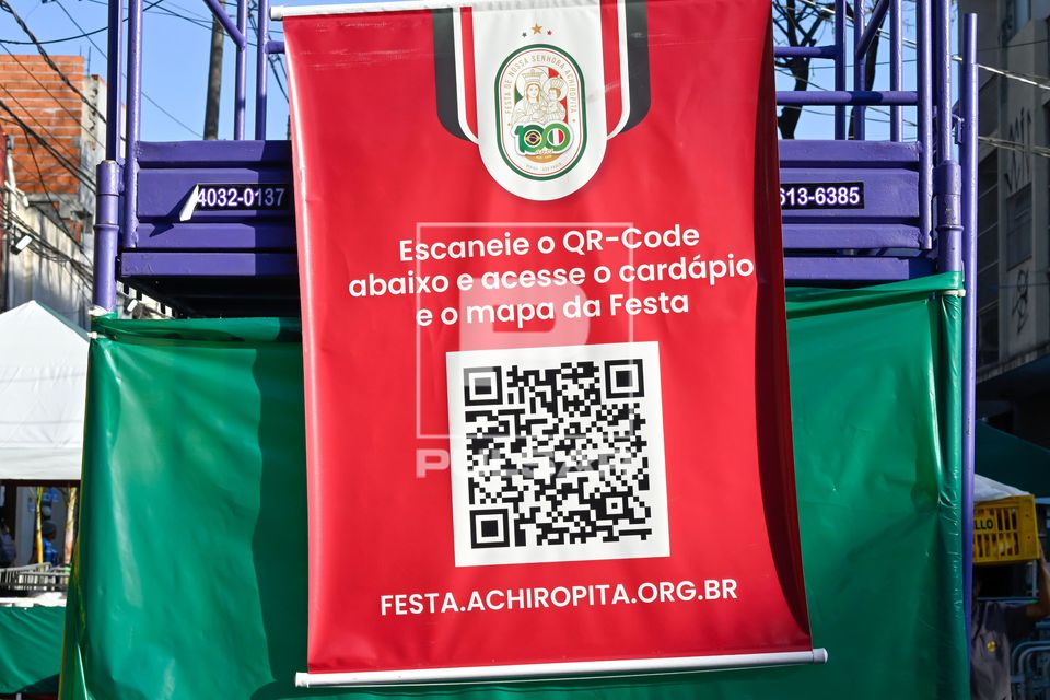 Banner com QR code com cardápio e mapa da 100ª edição da Festa Nossa Senhora Achiropita - bairro do Bixiga